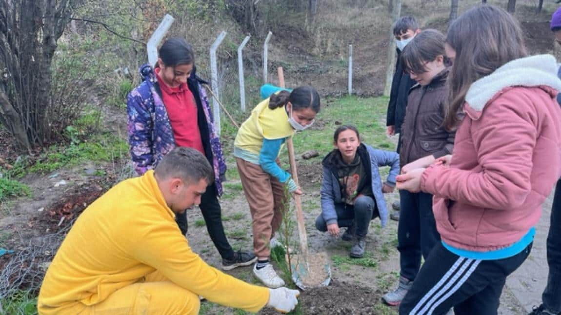 Orman Haftası Etkinlikleri Kapsamında Okul Bahçemize Fidanlar Diktik