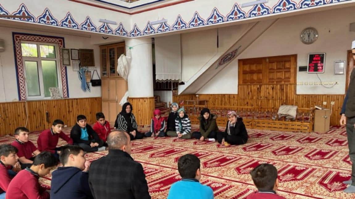 Mübarek Ramazan Ayı Dolayısıyla Öğrencilerimizle Cami Ziyareti Gerçekleştirdik
